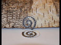 Load image into Gallery viewer, Messingohrringe versilbert Spiralen Tropfen-Formen Punkte Ornament 925 sterling Silber
