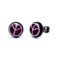 Load image into Gallery viewer, Zwei Ohrringe &quot;Ohrstecker Halbkugel Peace 8 mm&quot; aus nickelfreiem Edelstahl mit zweifarbigem Acryl und pinken Peace-Zeichen, unisex, vor weißem Hintergrund präsentiert.
