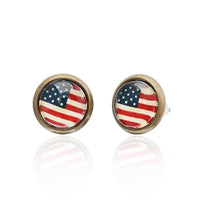 Load image into Gallery viewer, Brass Ohrstecker Stern Sterne bunt Unisex Ohrringe aus 12 mm Edelstahl sind nickelfrei und zeigen bunte Sterne unter einer klaren, gewölbten Oberfläche mit metallischem Rand – ein Hingucker mit spiegelnden Highlights.
