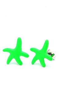 Cargar imagen en el visor de la galería, A pair of bright green, starfish-shaped Brass Ohrstecker Stern Sterne bunt Unisex Ohrringe (12 mm, Edelstahl, nickelfrei), with silver backings, is displayed on a white background.
