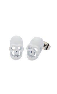 Cargar imagen en el visor de la galería, Two white plastic skull-shaped hair clips with hollow eyes and tooth details are shown on a plain background, perfect to pair with nickelfrei Brass Ohrstecker Stern Sterne bunt Unisex Ohrringe for a bold, unique accessory look.
