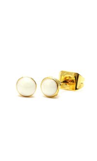 Cargar imagen en el visor de la galería, A pair of Brass Ohrstecker gewölbt rund 3 mm in bunt gold Emaille, made from nickelfrei Messing. These round, elegant stud earrings are displayed on a white background and are gentle on sensitive ears.
