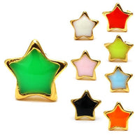 Load image into Gallery viewer, Zu sehen sind acht Brass Ohrstecker Stern 6 mm aus bunt goldener Emaille mit nickelfreiem Messingrand in grün, weiß, rot, gelb, pink, blau, schwarz und orange; der grüne Stern ist dabei im Vordergrund größer abgebildet.
