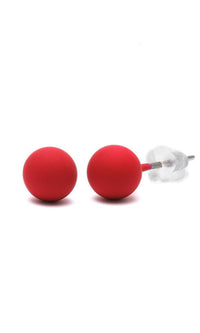 Load image into Gallery viewer, A pair of matte red 6 mm Kugel Perle Ohrstecker aus Edelstahl mit Gummibeschichtung, nickelfrei und unisex, mit silbernen Stiften und klaren Verschlüssen auf weißem Hintergrund – ein Stecker liegt flach, der andere steht aufrecht.
