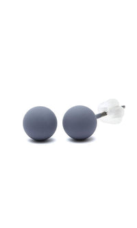 Load image into Gallery viewer, A pair of unisex 6mm Ohrstecker Kugel Perle earrings with matte gray rubber-coated, nickel-free stainless steel studs and clear plastic backings, displayed on a white background.
