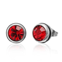 Cargar imagen en el visor de la galería, The CHICNET Brass Ohrstecker silber features 10mm round faceted red Glaskristall gemstones in a bezel setting, shown on a white background.
