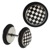 Load image into Gallery viewer, Fake Piercing Plug Edelstahl Schachbrett weiß schwarz Gummiring 7 mm
