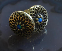 Load image into Gallery viewer, Messing Stein Ohrstecker antik gold Dahlie 10mm
