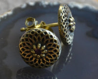 Load image into Gallery viewer, Messing Stein Ohrstecker antik gold Dahlie 10mm
