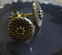 Load image into Gallery viewer, Messing Stein Ohrstecker antik gold Dahlie 10mm
