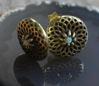 Load image into Gallery viewer, Messing Stein Ohrstecker antik gold Dahlie 10mm
