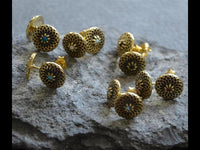 Load image into Gallery viewer, Messing Stein Ohrstecker antik gold Dahlie 10mm
