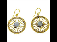 Load image into Gallery viewer, Ohrringe Blume Zopf Mondstein Messing Brass antik golden Tropfen Ohrhänger nickelfrei Tribal Schmuck
