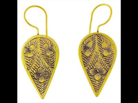 Load image into Gallery viewer, Ohrringe umgedreht Tropfen Blüten schraffiert Messing antik golden Tribal Ohrhänger nickelfrei Brass
