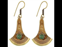 Cargar imagen en el visor de la galería, Ohrringe Axt Punkte verziert Jade Messing antik golden nickelfrei Ohrhänger Tribal Brass
