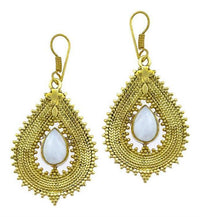 Cargar imagen en el visor de la galería, Ohrringe Mondstein Tropfen Zopf Spitzen Kreuz Messing antik golden nickelfrei Tribal Brass Ohrhänger
