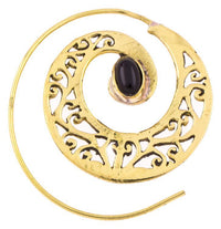 Load image into Gallery viewer, Spiralen Ohrringe breit gestanzt Onyx oval Messing antik golden Piercing Tribal
