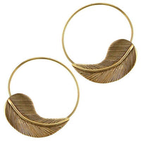 Load image into Gallery viewer, Ohrringe Ring klein mit Feder aus Messing Brass antik golden Tribal Schmuck Piercing
