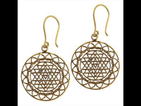 Load image into Gallery viewer, Ohrringe rund mit Dreieck Tribal Muster innen aus antik goldenem Messing
