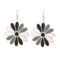 Cargar imagen en el visor de la galería, Brass Blumen Ohrringe Emaille golden schwarz grau weiß Ohrhänger 4,5 cm
