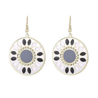 Cargar imagen en el visor de la galería, Brass Blume Rad golden Ohrringe Emaille schwarz weiß grau rund Ohrhänger 4 cm
