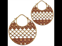 Load image into Gallery viewer, Brass Ohrringe Tribal rund Schuppen Design Tropfen antik golden Messing
