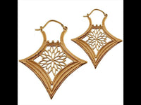 Load image into Gallery viewer, Brass Ohrringe Tribal Karo Form Blume breiter Rand antik golden Messing
