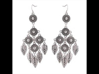 Cargar imagen en el visor de la galería, Brass Ohrringe silberfarben Anhänger rund Stein weiß schimmernd Federn
