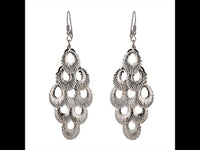Cargar imagen en el visor de la galería, Brass Ohrringe silberfarben lang kleine feine Anhänger Loch Muscheloptik
