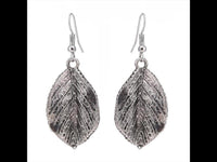 Load image into Gallery viewer, Brass Ohrringe silberfarben oxidiert Blatt Struktur Maserung fein
