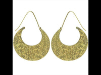 Load image into Gallery viewer, Ohrringe Sichel Blumen dunkel Messing Brass antik golden Tribal Ohrhänger nickelfrei Piercing
