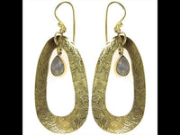 Load image into Gallery viewer, Ohrringe Labradorit Tropfen oval schraffiert Blatt Messing antik golden nickelfrei Tribal Brass
