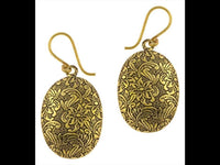 Cargar imagen en el visor de la galería, Ohrringe oval gewölbt Blumenmuster dunkel oxidiert Messing antik golden Tribal
