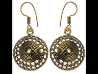 Load image into Gallery viewer, Ohrringe Halbkugel Blume Seil Messing antik golden Tribal Ohrhänger nickelfrei dunkel Piercing Brass
