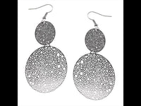 Cargar imagen en el visor de la galería, Brass Ohrringe silberfarben groß rund zwei kreise löchrig Löcher Oberfläche
