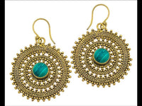 Cargar imagen en el visor de la galería, Ohrringe Malachit Zopf Kreis Punkte Dreiecke Messing Ohrhänger grün antik gold Tribal
