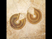 Load image into Gallery viewer, Ohrringe Kreis Lücke Band Punktemuster Messing Brass antik golden Tribal Schmuck

