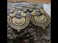 Load image into Gallery viewer, Ohrringe Spiralbögen Blume Bögen Punkte Messing antik golden Tribal Brass Schmuck
