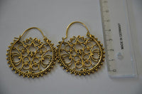 Cargar imagen en el visor de la galería, Brass Ohrringe Tribal Zackenrand rund Pfau Spiralbögen antik golden Messing
