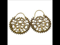 Cargar imagen en el visor de la galería, Brass Ohrringe Tribal Zackenrand rund Pfau Spiralbögen antik golden Messing
