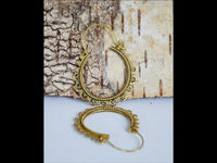 Load image into Gallery viewer, Ohrringe dunkel Punkte Dreiecke Kreise Messing Brass antik golden Tribal nickelfrei Schmuck Piercing
