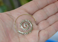 Load image into Gallery viewer, Spiralen Ohrringe liegend Kerbe Messing Brass antik golden nickelfrei Tribal Piercing Schmuck
