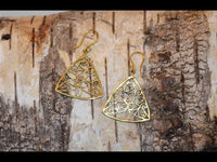 Cargar imagen en el visor de la galería, Ohrringe Dreieck Mandel Spiralen Messing antik golden Tribal Brass Ohrhänger nickelfrei Schmuck
