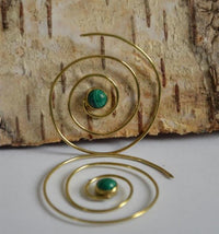 Cargar imagen en el visor de la galería, Spiralen Ohrringe dünn Malachit rund Messing Brass antik golden nickelfrei Piercing Tribal Schmuck
