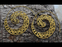 Cargar imagen en el visor de la galería, Spiralen Ohrringe acht Kugeln Messing Brass antik golden nickelfrei Piercing Tribal
