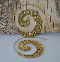 Cargar imagen en el visor de la galería, Spiralen Ohrringe acht Kugeln Messing Brass antik golden nickelfrei Piercing Tribal
