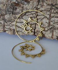 Load image into Gallery viewer, Spiralen Ohrringe Kreise Dreiecke Brass klein antik golden Tribal Piercing
