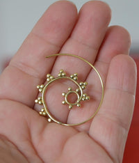 Load image into Gallery viewer, Spiralen Ohrringe Kreise Dreiecke Brass klein antik golden Tribal Piercing
