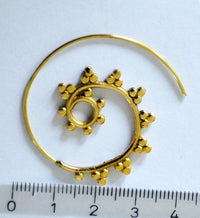 Load image into Gallery viewer, Spiralen Ohrringe Kreise Dreiecke Brass klein antik golden Tribal Piercing
