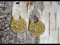 Load image into Gallery viewer, Brass Ohrringe Tribal gewölbt Ellipsen Kreis antik golden Messing
